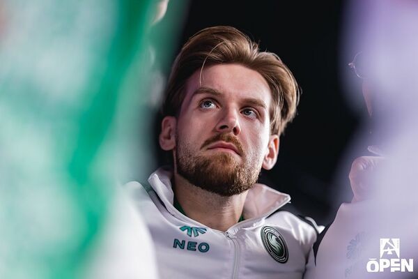 NiKo é recebido com festa por fãs no aeroporto de Belgrado, Sérvia, após conquistar o IEM Cologne Major 2026 com a Falcons